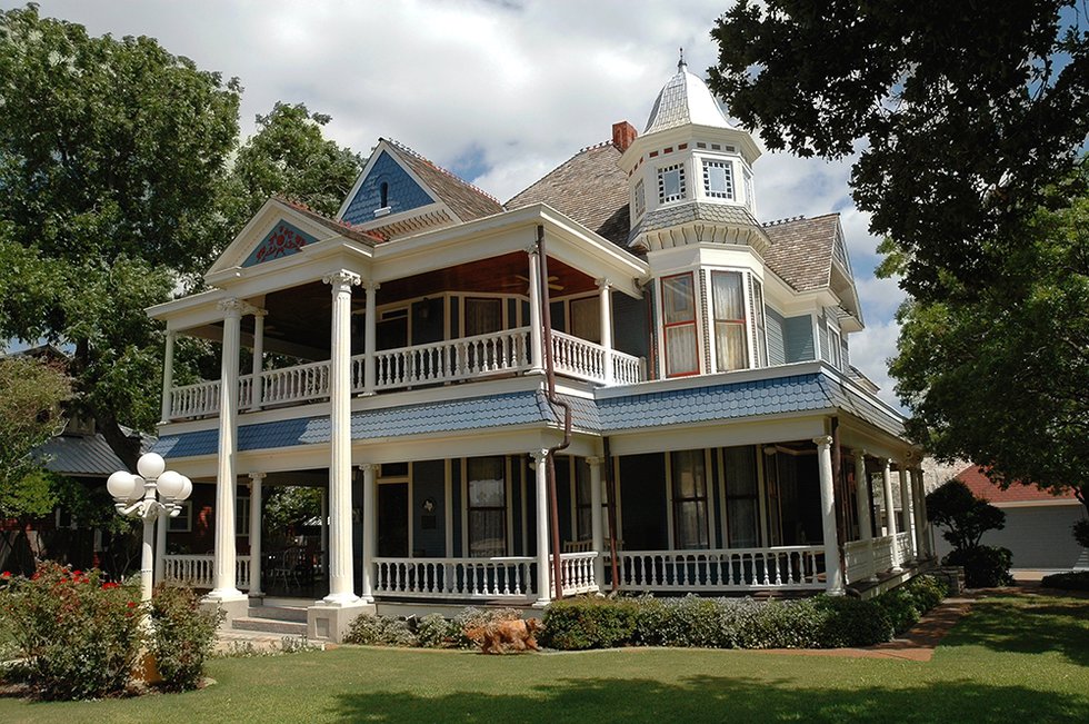 hisdtorical vctorian house in granbury, texas